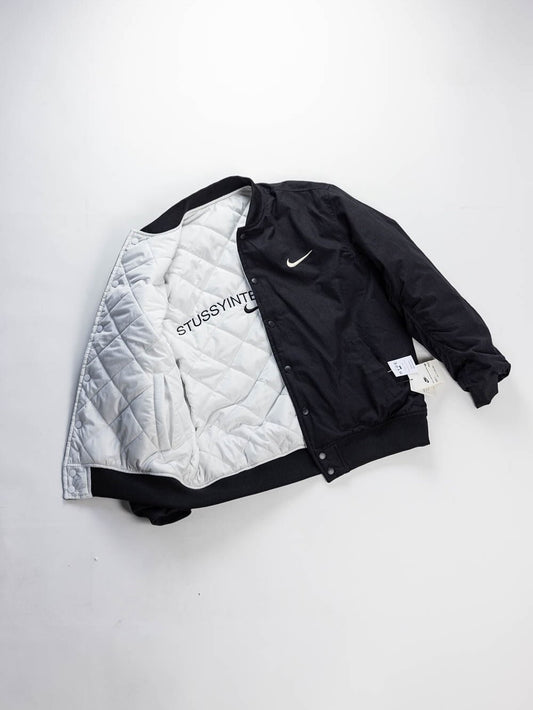 El look varsity de Stüssy y Nike: por qué está tan buscado (y cómo llevarlo)